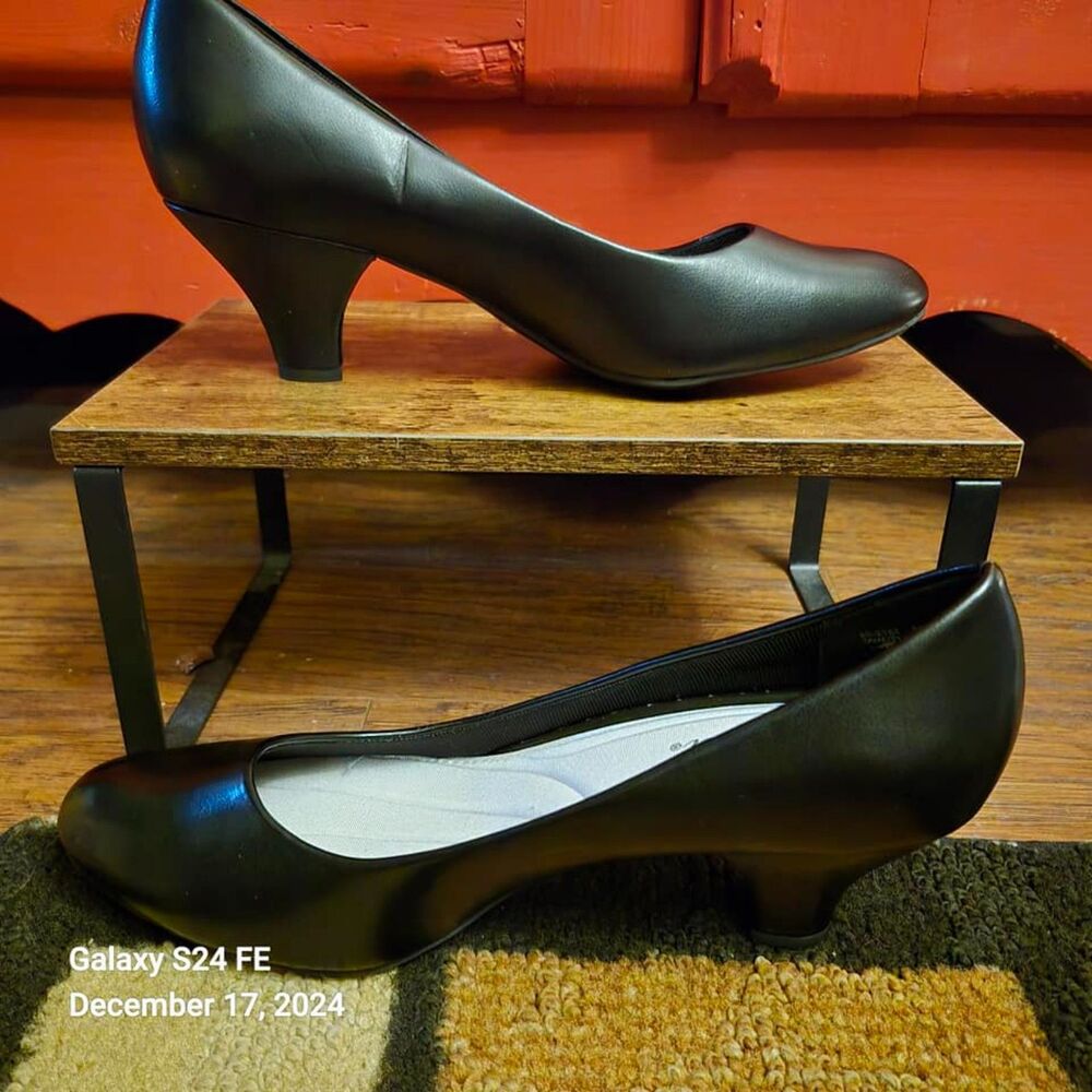 NWOT Size 10 Easy Street Comfort 2.5" Heel Superflex Soft Foot Bed Dressy Casual